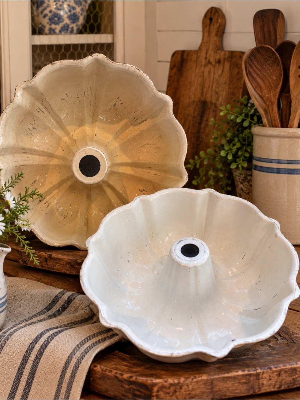 Set of 2 Vintage Enameled Bundt/Fluted Pans Decorative Home Accents